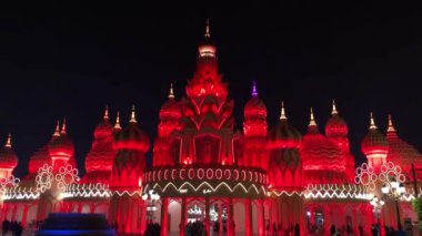 DUBAI-7 FEBRUARY, 2020: Birleşik Emirlikler 'de UAE.Popüler turizm için Global Village' ın girişine doğru yürüyen bir grup insan.