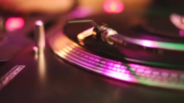  DJ vinil plağı çiziyor. Retro turntable oynatıcısı 