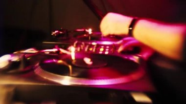  DJ vinil plağı çiziyor. Retro turntable oynatıcısı 