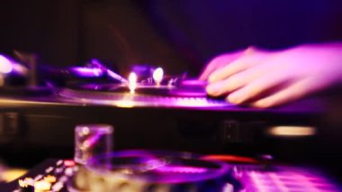  DJ vinil plağı çiziyor. Retro turntable oynatıcısı 