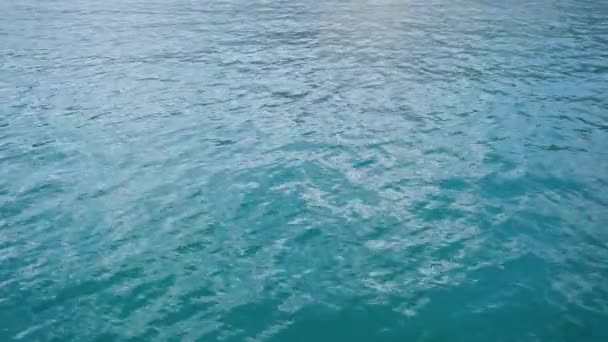 Turquoise Ligurie surface de l'eau de mer.Ondulation sur vague Méditerranée bord de mer dans la rivière. belles vagues bleues 