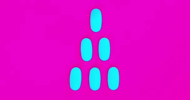 平らな層のピンクの背景に青い丸薬の山 病気の治療のための薬 強い健康のための食品サプリメント処方薬で治癒の病気 テキストのための空のスペース — ストック動画