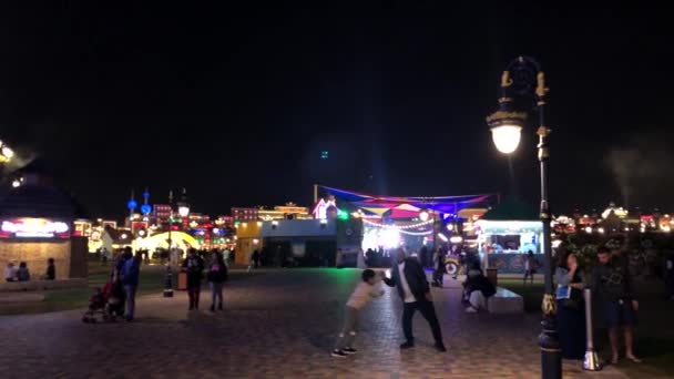 Dubai February 2020 Groep Van Mensen Die Wandelen Global Village — Stockvideo