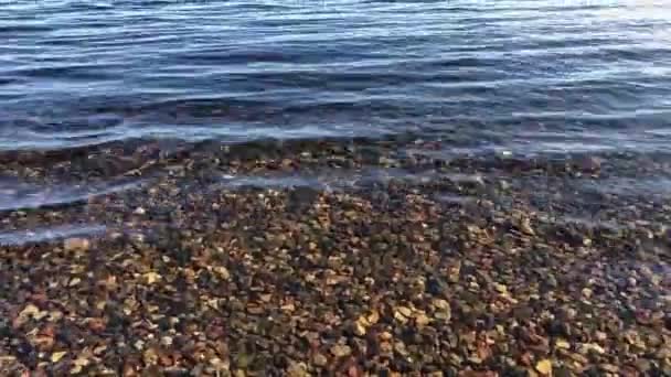 Пружини Водяних Хвилях Приціл Ранкового Сонця Відображає Поверхню Моря — стокове відео