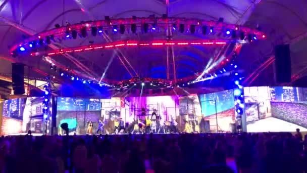 Dubai Ruary 2020 Dansare Som Uppträder Scen Nöjesparken Global Village — Stockvideo