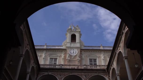 Genova Włochy Maj 2019 Starożytny Włoski Budynek Wieżą Zegarami Ulicach — Wideo stockowe