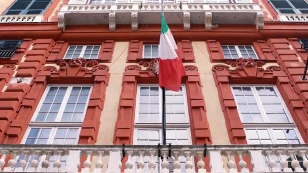 Genova Italy May 2019 Национальный Итальянский Флаг Внешней Стороне Здания — стоковое видео