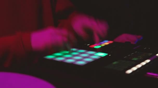 Hip hop dj reproduce nuevos ritmos en la máquina de tambor controlador midi — Vídeo de stock