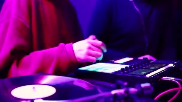 Hip hop DJ 'i Midi controller davul makinesinde yeni ritimler çalıyor — Stok video