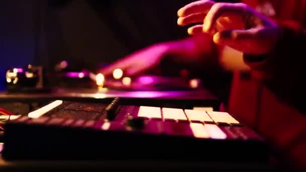 Hip hop dj παίζει νέα beats στο Midi ελεγκτή ντραμ μηχανή — Αρχείο Βίντεο