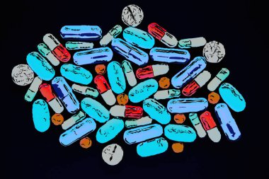 Düz katmanlı renkli tıbbi haplar. Güçlü sağlık için vitamin ve kimyasal ilaçların resimli hali. Hastalık tedavisi ve sağlıklı yaşam için ilaçlar. Çok renkli ilaç takviyeleri.