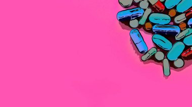 Düz zeminde bulunan tıbbi haplar pembe arka planda yatıyor.Güçlü sağlık için vitamin ve kimyasal ilaçların gösterimi. Hastalık tedavisi ve sağlıklı yaşam için ilaçlar. Çok renkli ilaç kapsülleri