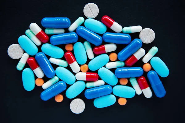 Багатокольорові Медичні Таблетки Квартирі Лежать Чорному Тлі Купка Хімічних Препаратів — стокове фото