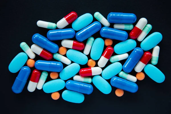 Багатокольорові Медичні Таблетки Квартирі Лежать Чорному Тлі Купка Хімічних Препаратів — стокове фото