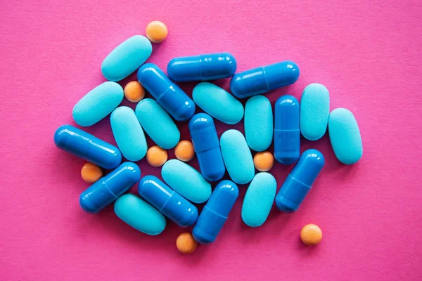 Багатокольорові Медичні Таблетки Квартирі Лежать Рожевому Тлі Купка Хімічних Препаратів — стокове фото
