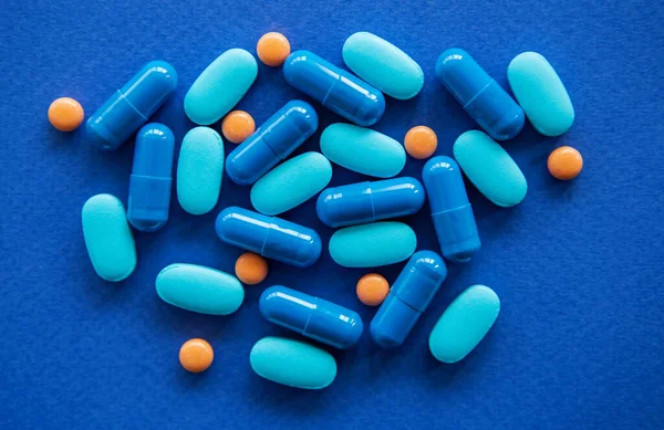 Kék Orvosi Tabletták Lapos Feküdt Klasszikus Kék Hátter Csomó Kémiai — Stock Fotó