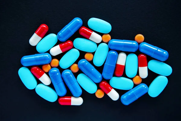 Píldoras Médicas Multicolores Posición Plana Sobre Fondo Negro Pila Medicamentos —  Fotos de Stock