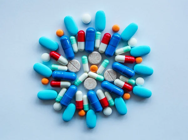 Багатокольорові Медичні Таблетки Квартирі Лежать Світло Блакитному Тлі Купка Хімічних — стокове фото