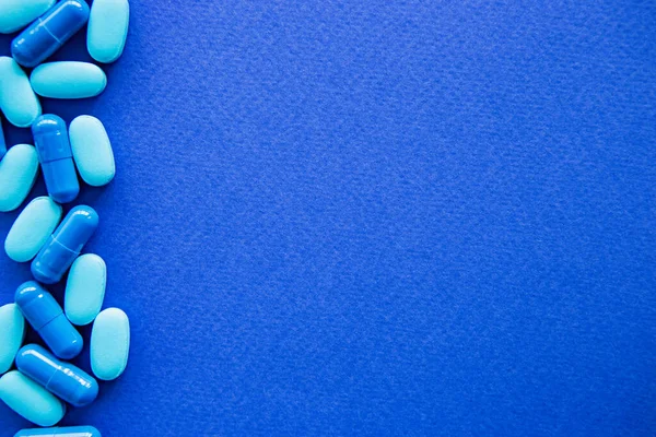 Blauwe Medische Pillen Plat Lag Klassieke Blauwe Achtergrond Met Kopieerruimte — Stockfoto