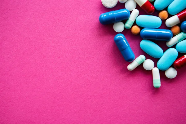 Многоцветные Медицинские Таблетки Квартире Лежал Розовом Background Pile Химических Препаратов — стоковое фото