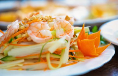 Sebzeli, baharatlı ve kaynamış karides salatası. Öğle yemeği için lezzetli Vietnam mutfağı. Vietnam 'dan geleneksel tarifle pişirilmiş doğal deniz ürünleri.