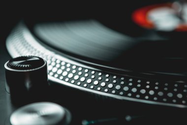 Disk jokeyleri için vinil plaklı profesyonel DJ turntable. Retro analog ses donanımı. Klasik turntable 'lı yüksek kaliteli müzik dinle. Hip hop DJ' i gece kulübündeki konserde sahnede.