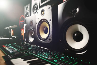 DJ mağazası yeni hoparlörler satar. Satılık Hi-Fi ses sistemi. Müzikal dükkanından ses kayıt stüdyosu için yeni hifi ses ekipmanları satın alın. Müzisyenler için profesyonel ses ekipmanları.