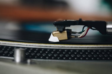 Retro dj turntable player iğnesi müzik eşliğinde. Müzik meraklıları için Hifi ses sistemi. Yüksek kaliteli müzik parçaları ve klasik ses donanımı.