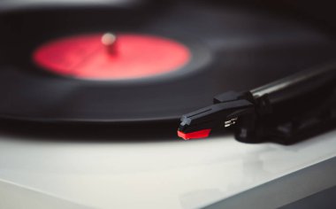 Retro turntable çalar iğnesi. Eski vinil plakları döner tablolarda oynat. Eski hifi ses ekipmanlarını yakın çekim yap..