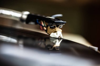 Retro dj turntable oynatıcı. Ses meraklısı için klasik analog ses donanımı. Profesyonel disk jokeyiyle birlikte yüksek kalitede müzik dinleyin. Küresel iğnesi olan bir ton kolu. 
