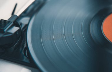 Müzikli Retro vinil kayıt. Klasik müzik parçalı eski analog disk. Klasik turntable cihazlı yüksek kaliteli favori şarkıları dinleyin.