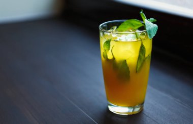 Nane yaprağı, limon dilimi, buz küpü ve Küba rom likörü ile mojito alkoliği uzun bir içki. Barda sıcak bir gün için yeşil kokteyl. Yaz aylarında naneli mohito kokteyllerinin tadını çıkarın.