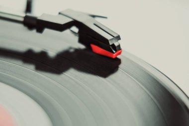 Hifi turntable müzik çalar yakından. Eski analog vinil plakları çalmak için hippi ses ekipmanı. Yüksek kaliteli sesin keyfini çıkarın, yüksek kaliteli müzik parçalarını yüksek kurguda dinleyin.