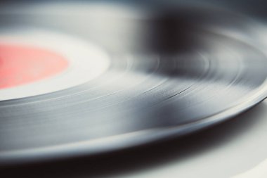 Müzikli klasik analog vinil kayıt diski. Plak çalar cihazıyla yüksek kalitede müzik parçaları dinle. Yakın çekim yap.