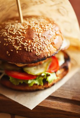 Lezzetli fast food. Doğal et pirzolası, taze sebze ve susamlı sandviç. Amerikan fast food restoranında lezzetli büyük bir çizburger.