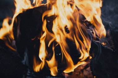 Karanlıkta yanan odun. Güzel soyut plazma parlak kırmızı ve turuncu ışıkla yanar.