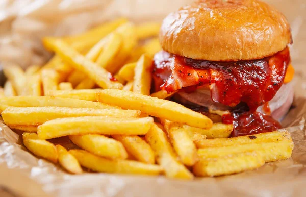 Lieferung Fast Food Menü Saucy Hamburger French Frids Auf Braunem — Stockfoto