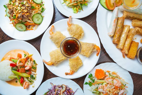 ベトナム料理店のアジア料理ホワイトプレートで提供されるエビロールと新鮮なサラダを頭上から眺めることができます ベトナムのおいしいシーフード — ストック写真