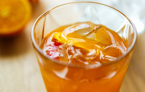 Whisky Long Drink Orange Slice Ice Cubes Glass Δροσιστικό Κοκτέιλ — Φωτογραφία Αρχείου