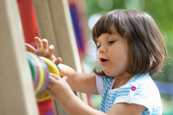 스러운 머리의 아기는 유치원 나무로 모양의 장난감으로 숫자를 배운다 — 스톡 사진
