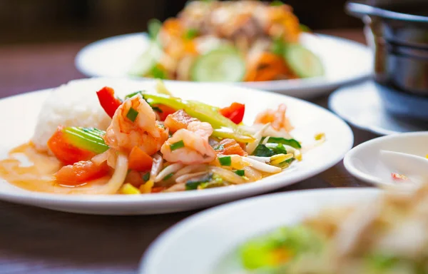 野菜とエビのサラダ スパイスと白ご飯 ランチのためのおいしいベトナム料理 ベトナムからの伝統的なレシピで調理された天然魚介類をお楽しみください プレート上のアジアの海の食べ物を閉じる — ストック写真