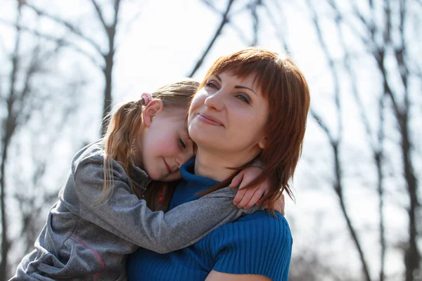 Adorabile Bambina Abbraccia Sua Madre Con Sorriso Allegro Sul Suo — Foto Stock