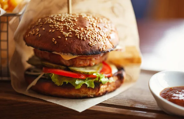 Heerlijke Hamburger Met Geroosterd Rundvlees Cutlet Salade Bladeren Krokante Broodjes — Stockfoto