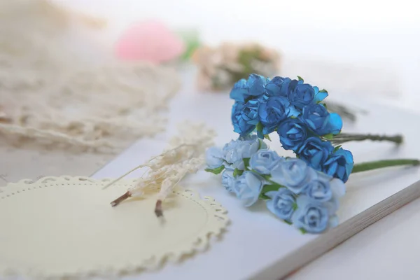 Decoratieve Plastic Bloemen Voor Scrapbooking Met Hand Gemaakte Craft Beautiful — Stockfoto