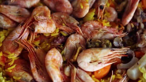 Yakından Deniz Ürünleri Pilavı Pişiriyorum Lezzetli Spanyol Yemeği Mutfakta Sıcak — Stok video