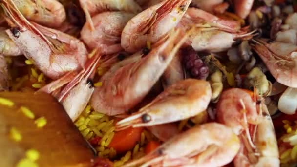 Cocinar Paella Mariscos Primer Plano Delicioso Plato Español Freír Paellera — Vídeos de Stock