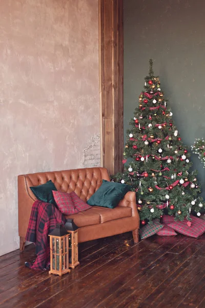 Weihnachten und Neujahr Hintergrund. Neujahrsbaum geschmückt — Stockfoto