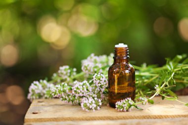 Küçük kahverengi şişe su veya sıvı ahşap tahta üzerinde