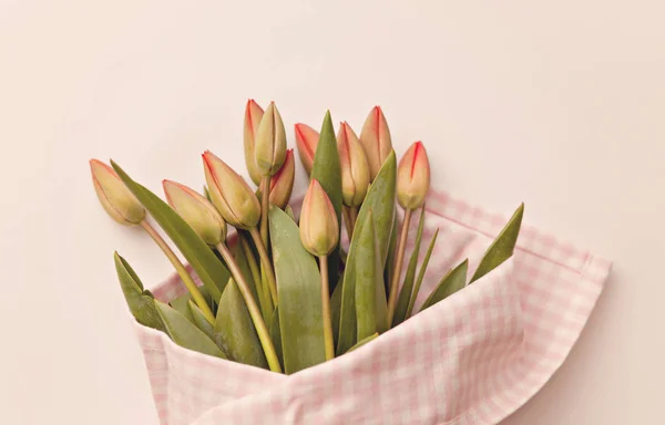 Ramo Tulipanes Frescos Con Corazón Mesa —  Fotos de Stock