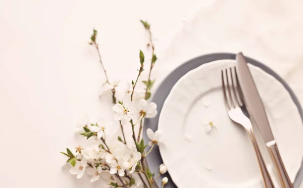 Flores Decorativas Cacho Mesa Branca — Fotografia de Stock